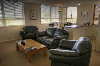 The Poplars Apartment Hotel Christchurch Extérieur photo