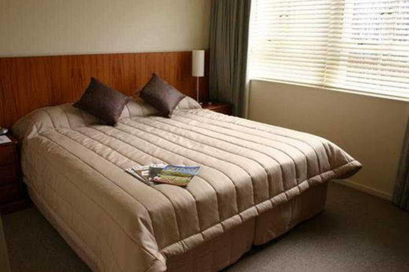 The Poplars Apartment Hotel Christchurch Extérieur photo